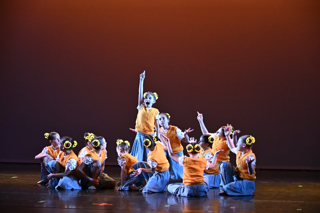 Gruppo junior di danza contemporanea