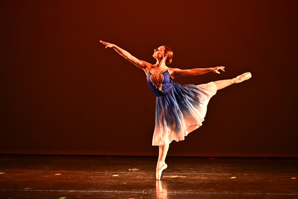 Allieva in arabesque en pointe