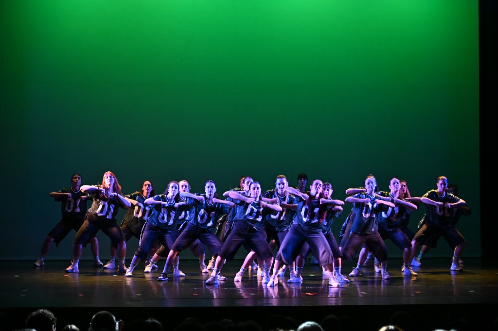 Gruppo Hip Hop intermedio e avanzato sul palco