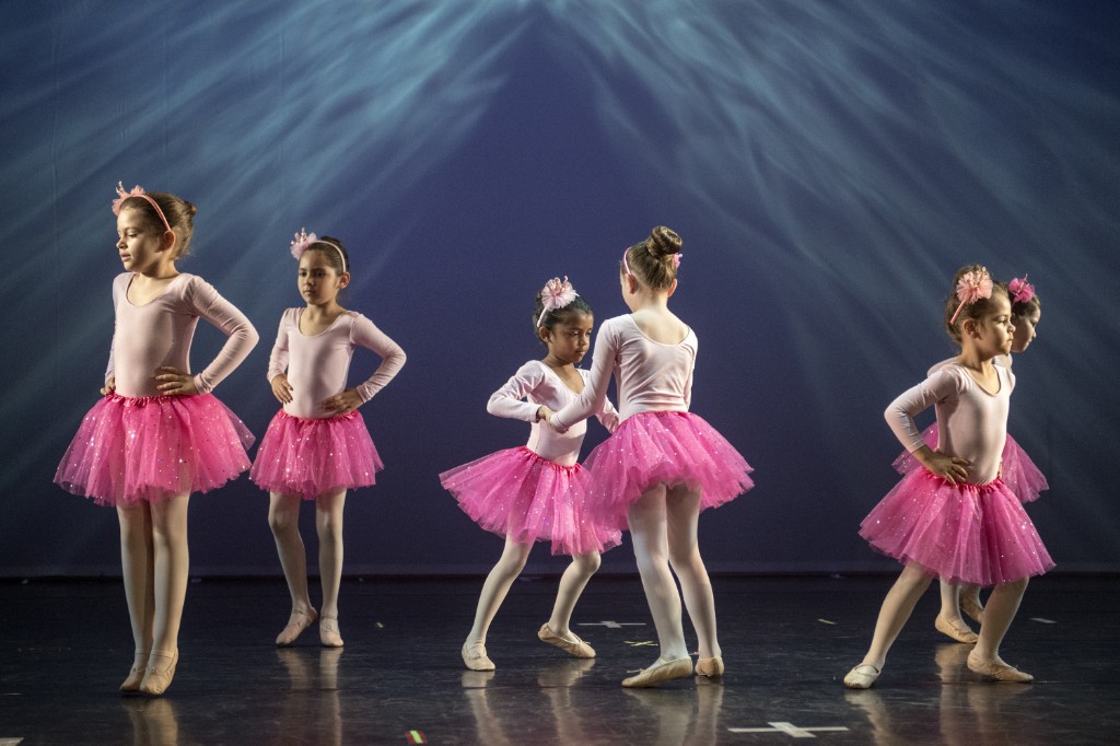 Bambine in avvio alla danza sul palcoscenico
