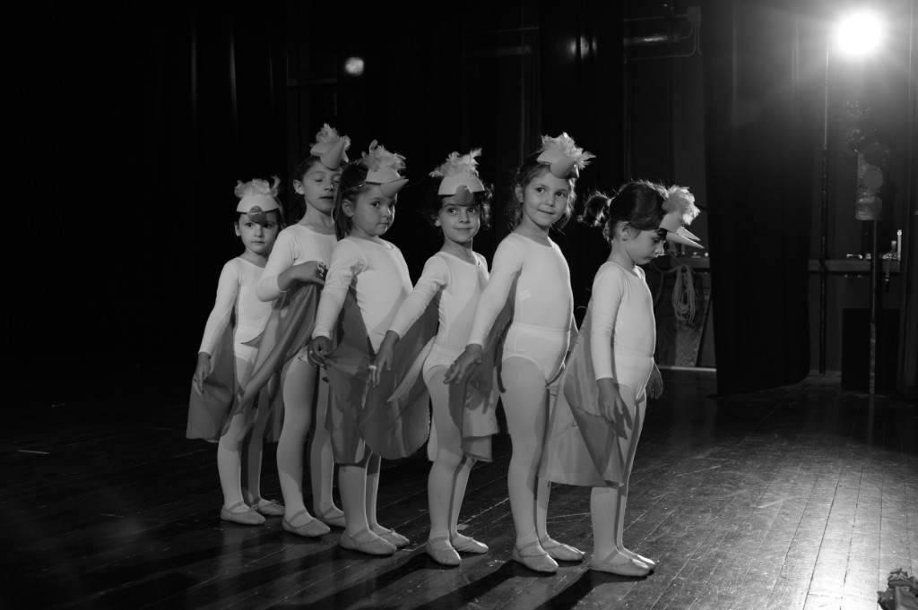 Bambine in pre-danza sul palco