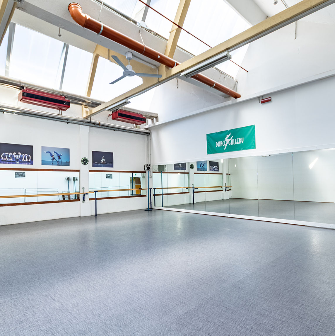 Sala danza con pavimento in parquet